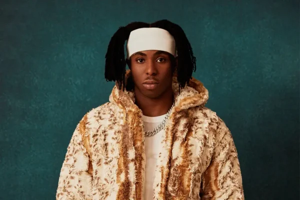 Fola-celebrates-100-million-streams