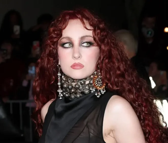 Chappell Roan Confronts Paparazzi During Paris Fashion Week