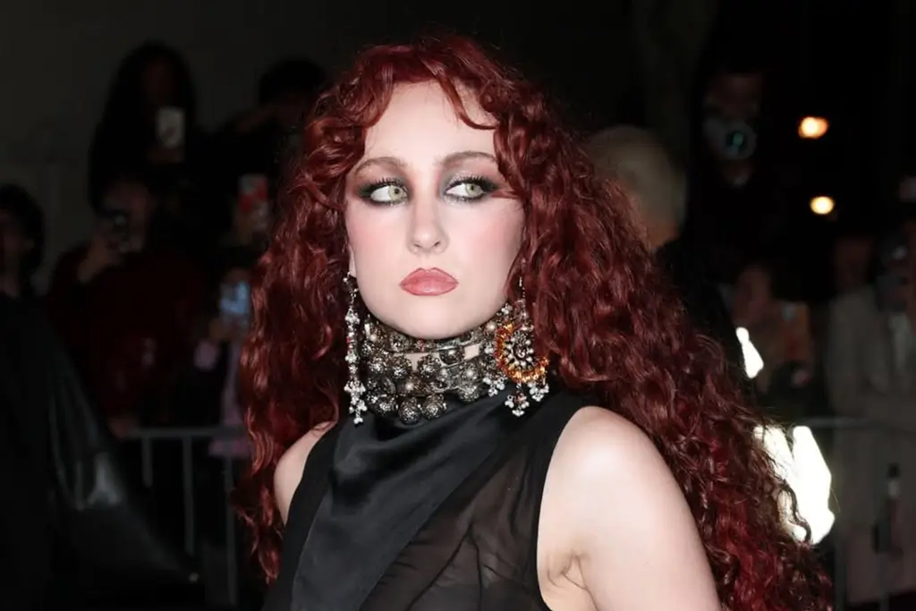 Chappell Roan Confronts Paparazzi During Paris Fashion Week