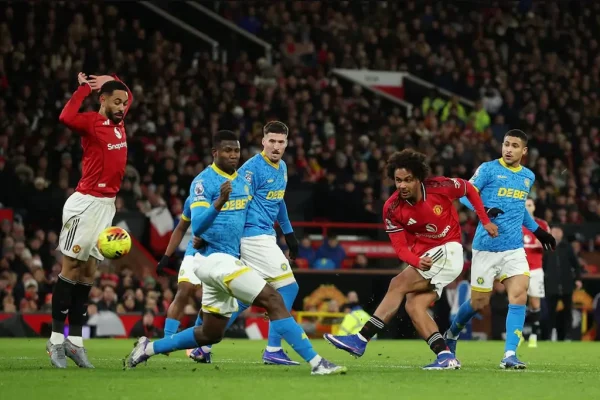 Manchester United Held by Bottom Side Wolves at Old Trafford