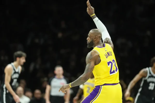 Lakers Cruise Past Nets as LeBron James Scores 25